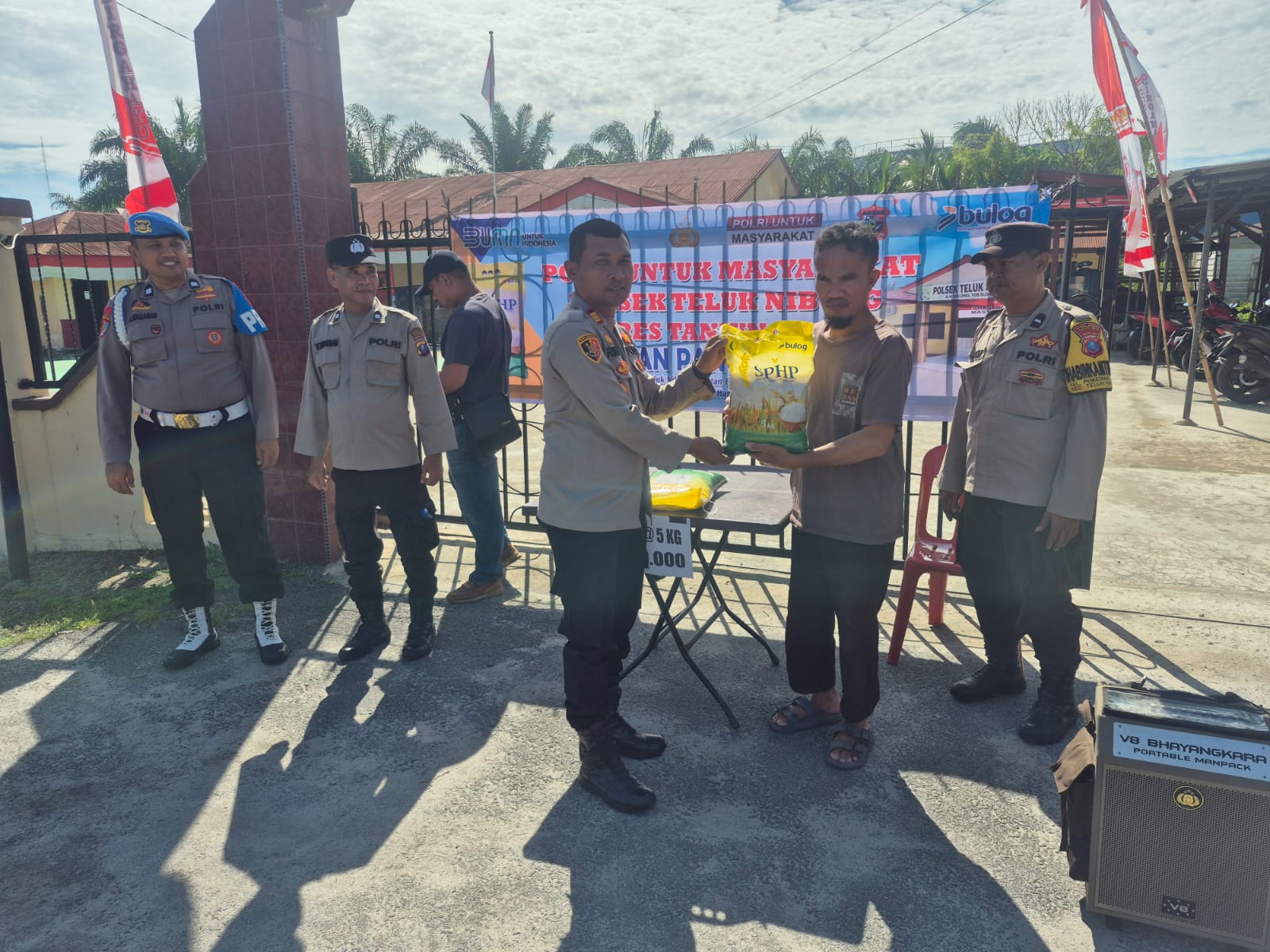 Warga antre membeli beras murah dalam kegiatan Gerakan Pangan Murah (GPM) yang digelar Polsek Teluk Nibung, Tanjungbalai.
