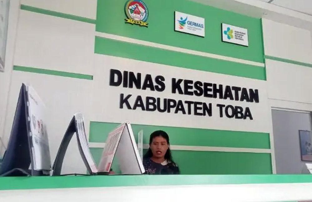 Petugas Dinas Kesehatan Toba.