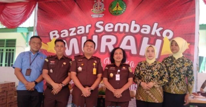 Kejaksaan Negeri (Kejari) Labuhanbatu menggelar bazar sembako murah, donor darah, dan pemeriksaan kesehatan gratis di halaman kantor.
