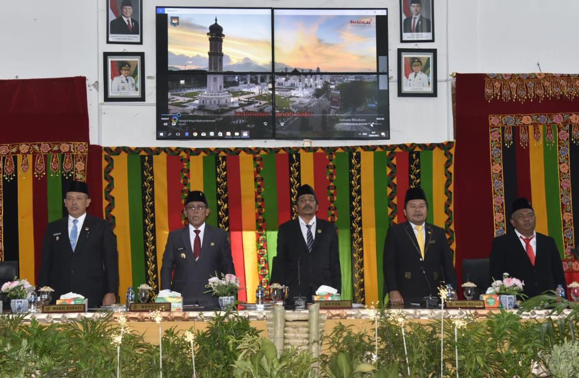 Bupati Tapteng Masinton Pasaribu bersama Wabup Mahmud Efendi menghadiri rapat paripurna Hari Jadi ke-80 Kabupaten Tapanuli Tengah di DPRD Tapteng.