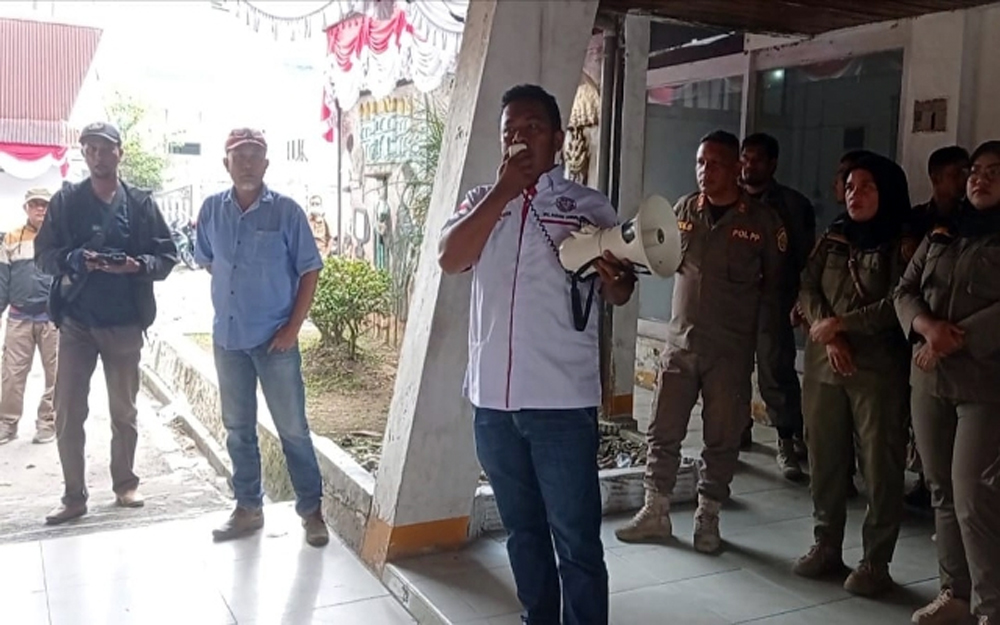 Massa WIB melakukan aksi unjuk rasa di depan Kantor DPRD Padangsidimpuan, Senin (25/8/2025).