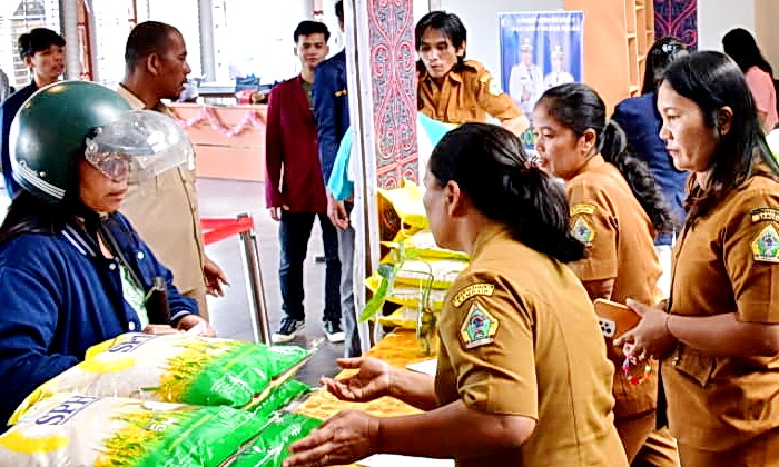 Warga memadati Waterfront Pangururan, Samosir, untuk membeli beras murah dalam Gerakan Pangan Murah yang digelar Pemkab Samosir, Senin (25/8/2025).