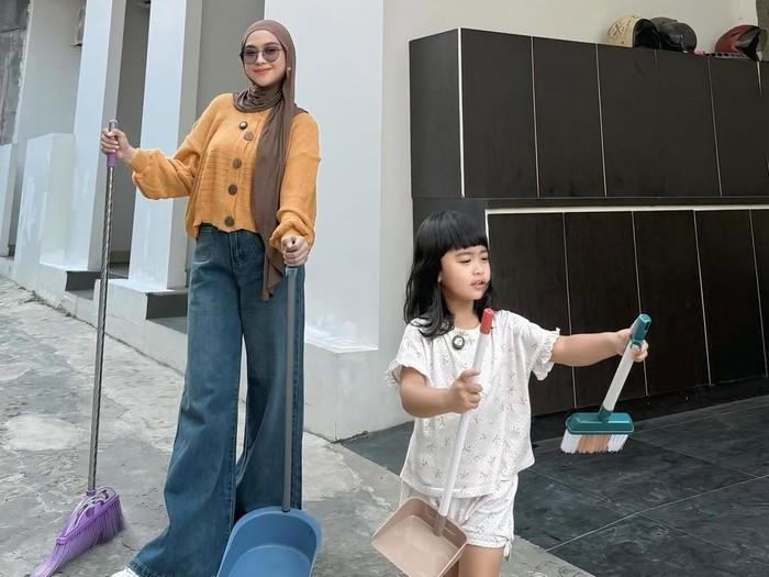 Ria Ricis serahkan kos-kosan 8 pintu dekat UI kepada putrinya Moana sebagai investasi jangka panjang.