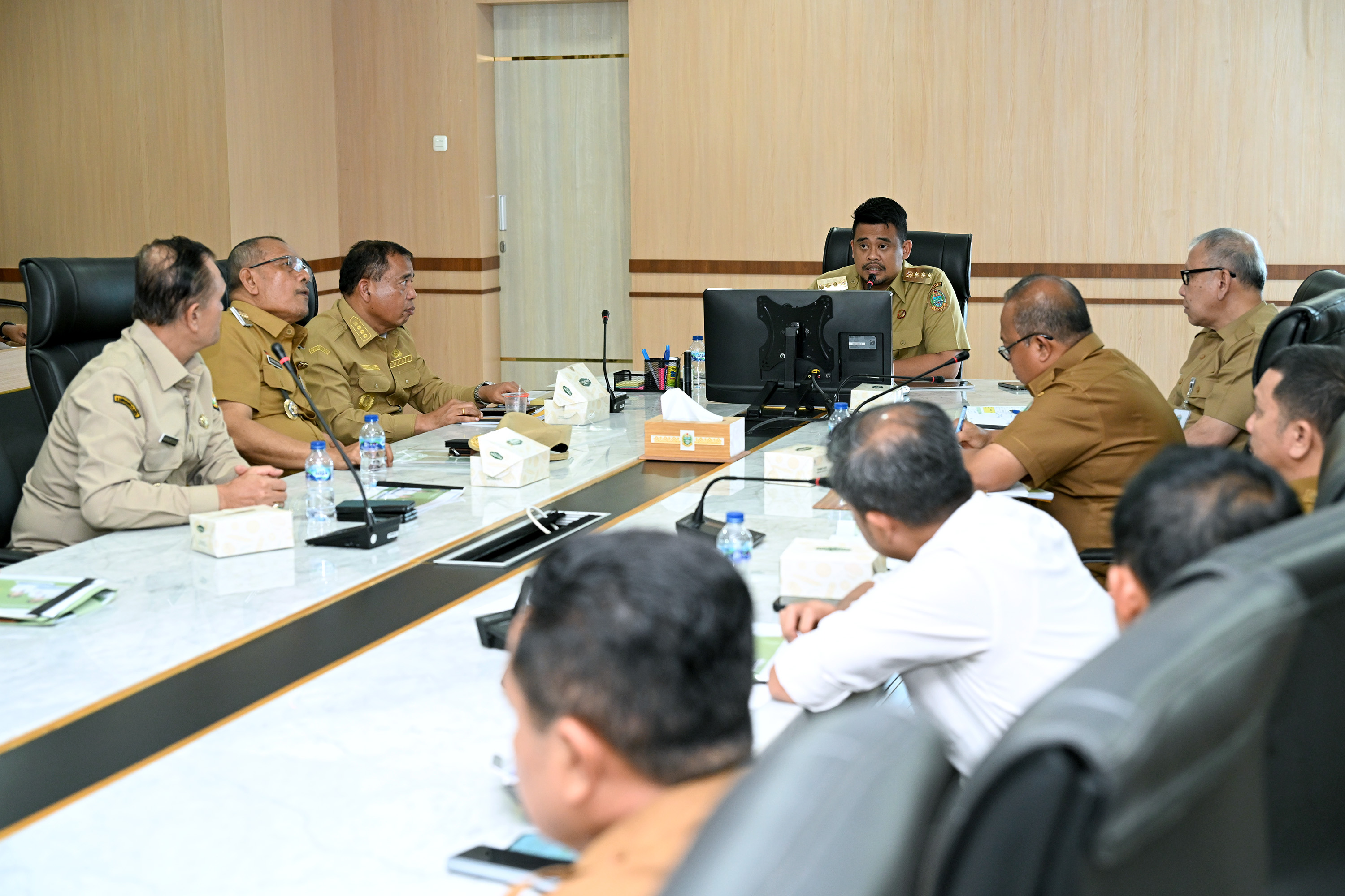 Gubsu Bobby Nasution memimpin Rakor Produksi dan Hilirisasi Komoditas Jeruk di Kantor Sumut, Jalan Diponegoro No.30, Medan, Senin (25/8/2025).