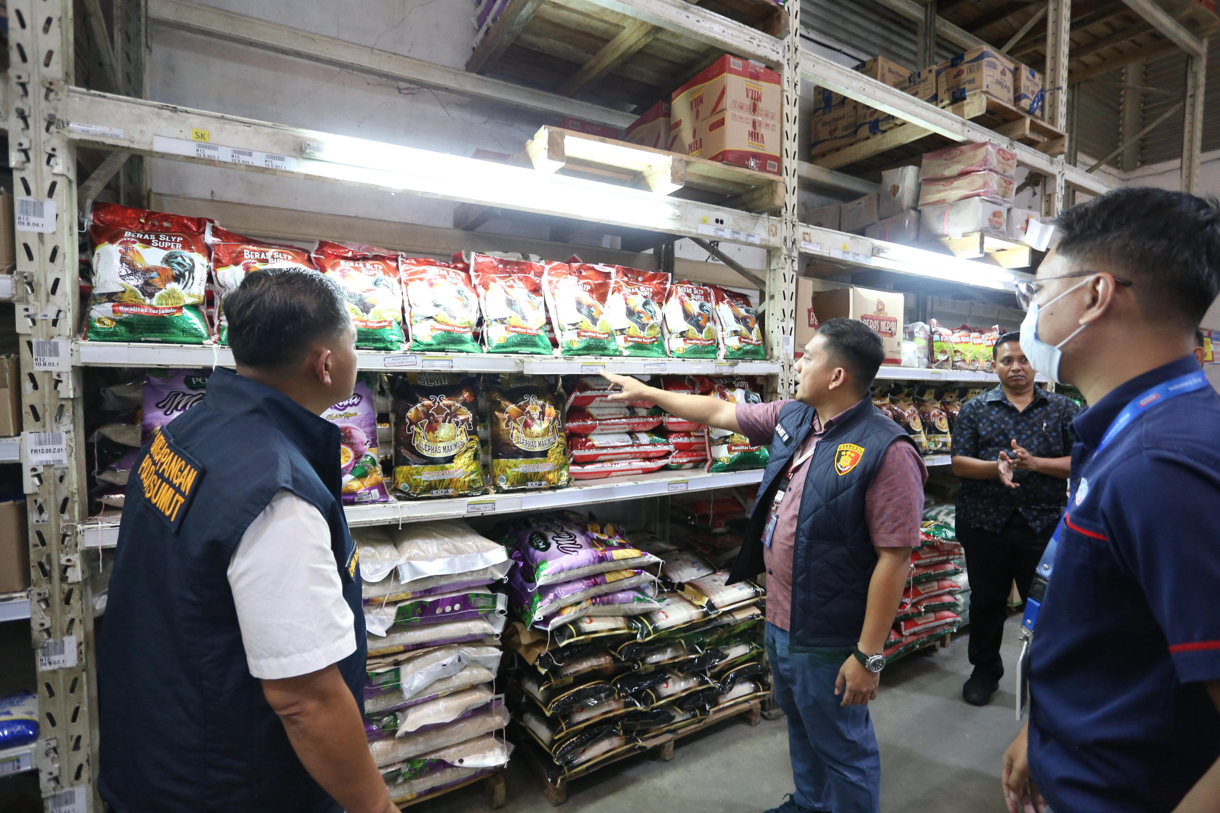 Satgas Pangan Polda Sumut mengecek harga beras di pasar modern dan tradisional Medan.