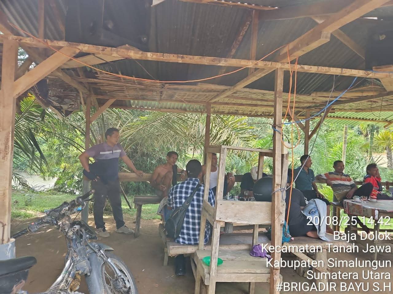 Tim Laser Sat Reskrim Polres Simalungun bersama Polsek Tanah Jawa melakukan verifikasi lapangan di warung kopi Huta IV Nagori Baja Dolok untuk klarifikasi isu judi gelper.
