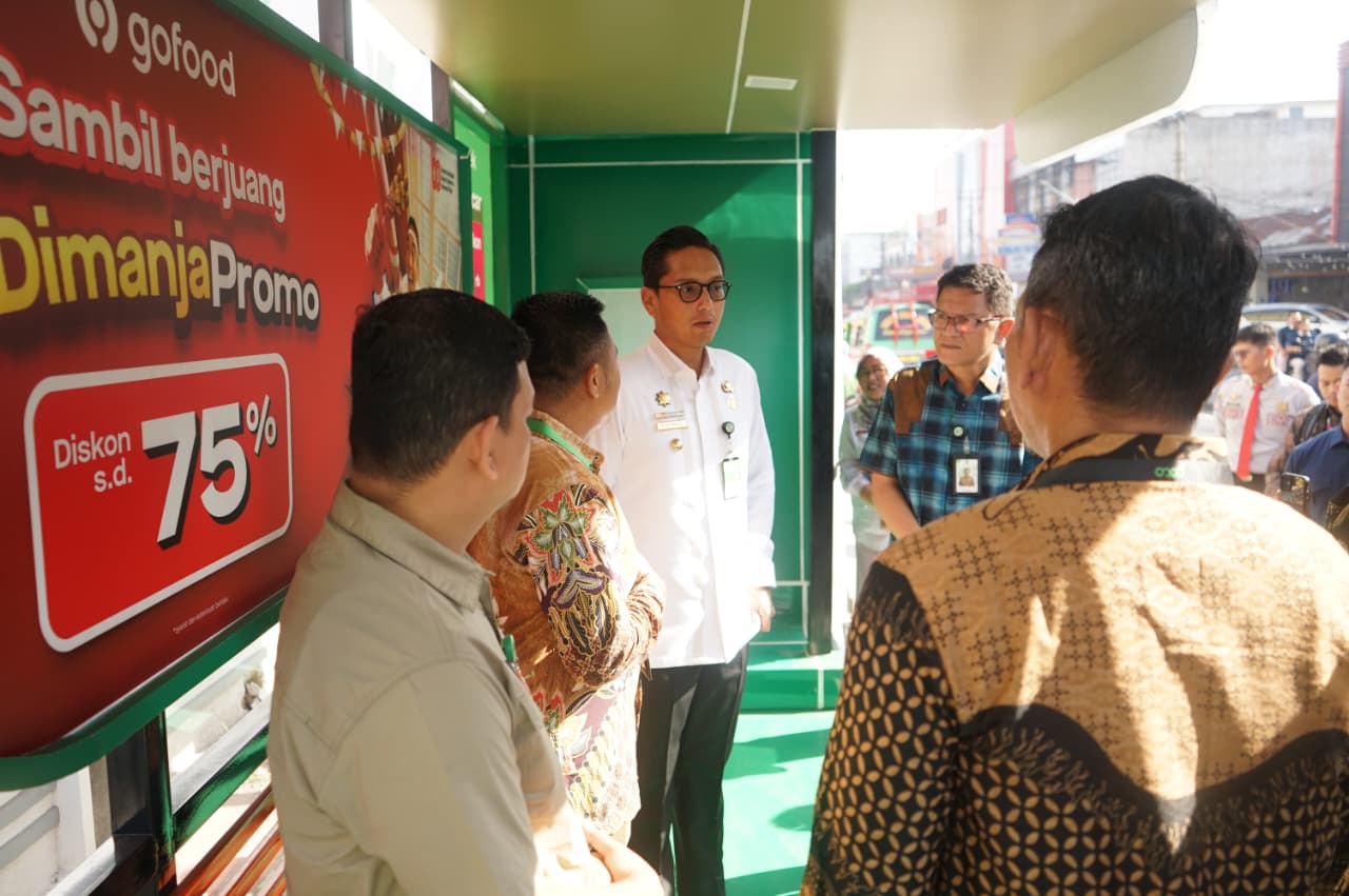 Wali Kota Medan, Rico Waas, meninjau revitalisasi halte MPP Medan yang hasil kerja sama Pemko Medan dan Gojek.