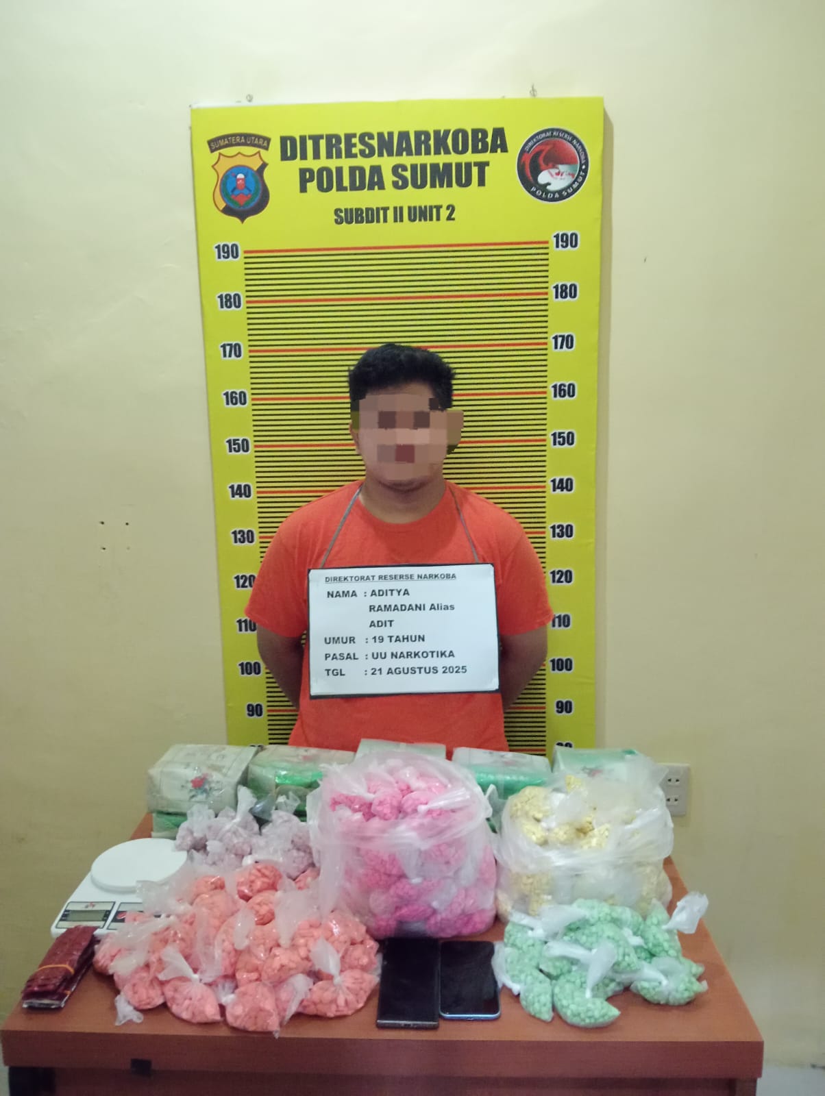 Tersangka dan barang bukti narkoba hasil sitaan Polda Sumut dari jaringan antarprovinsi di Medan.