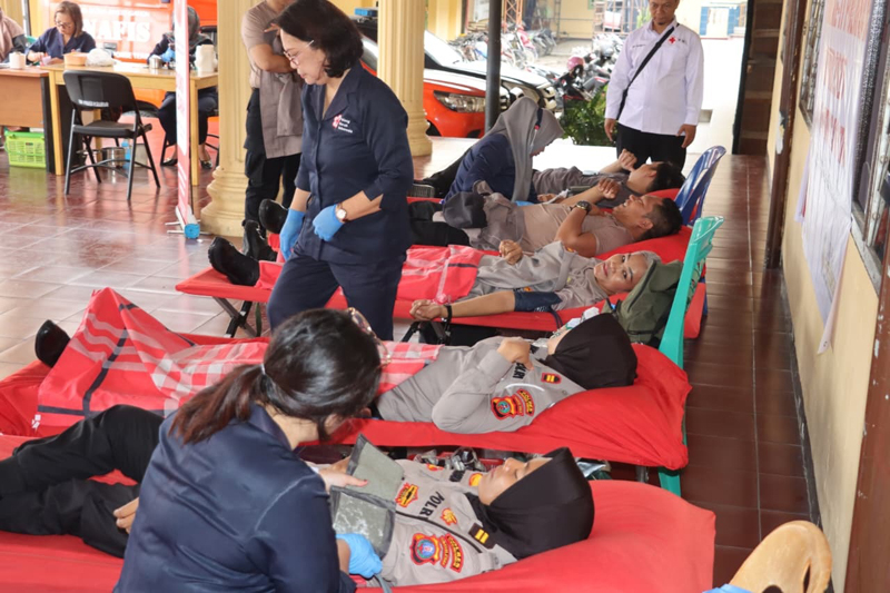 Donor darah&nbsp; menyambut Hari Jadi Polisi wanita (Polwan) ke 77 di Polres Pematangsianțar.