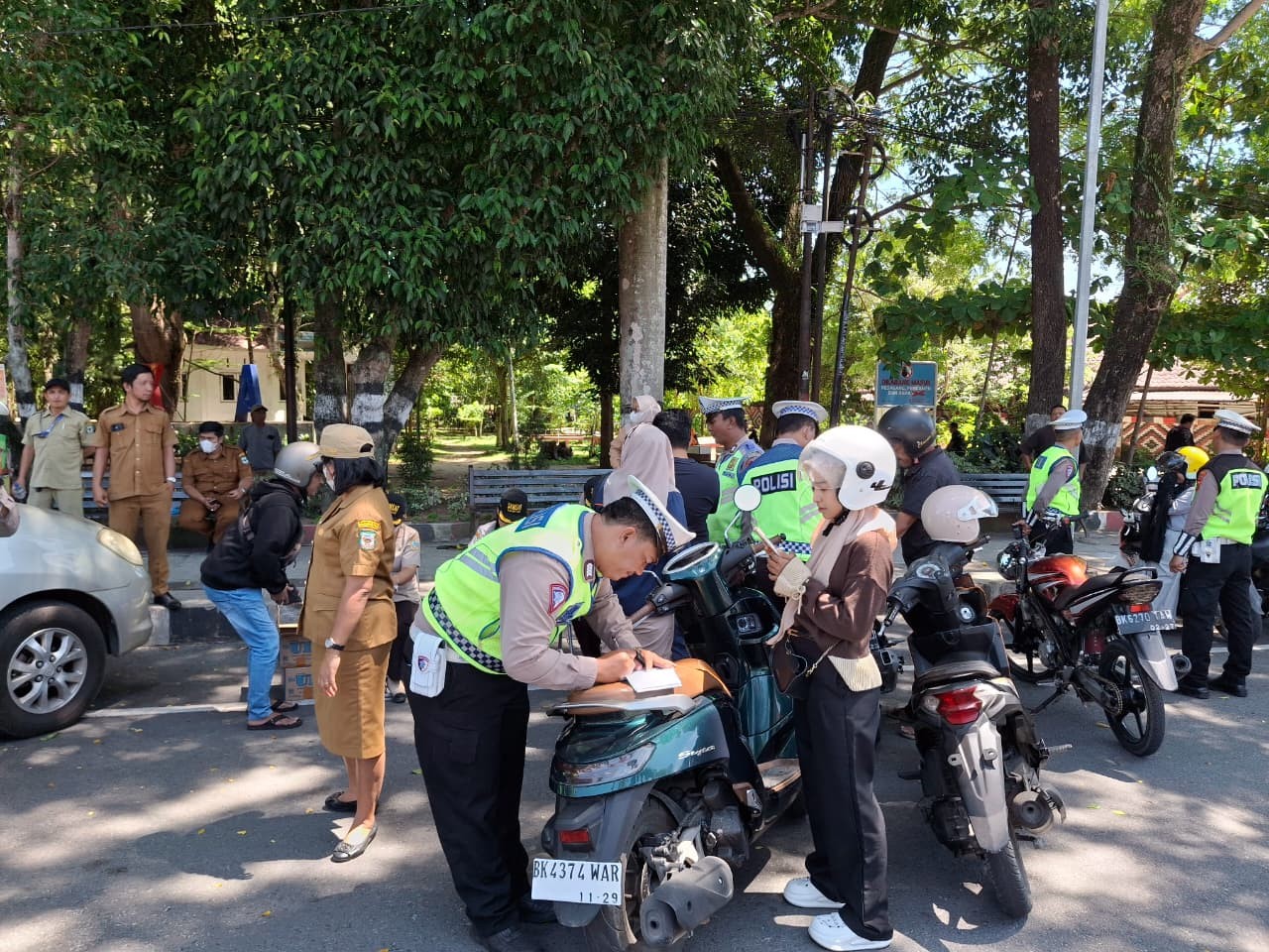 Petugas gabungan menggelar razia kepatuhan pajak kendaraan di Jalan Merdeka, Kota Pematangsiantar.
