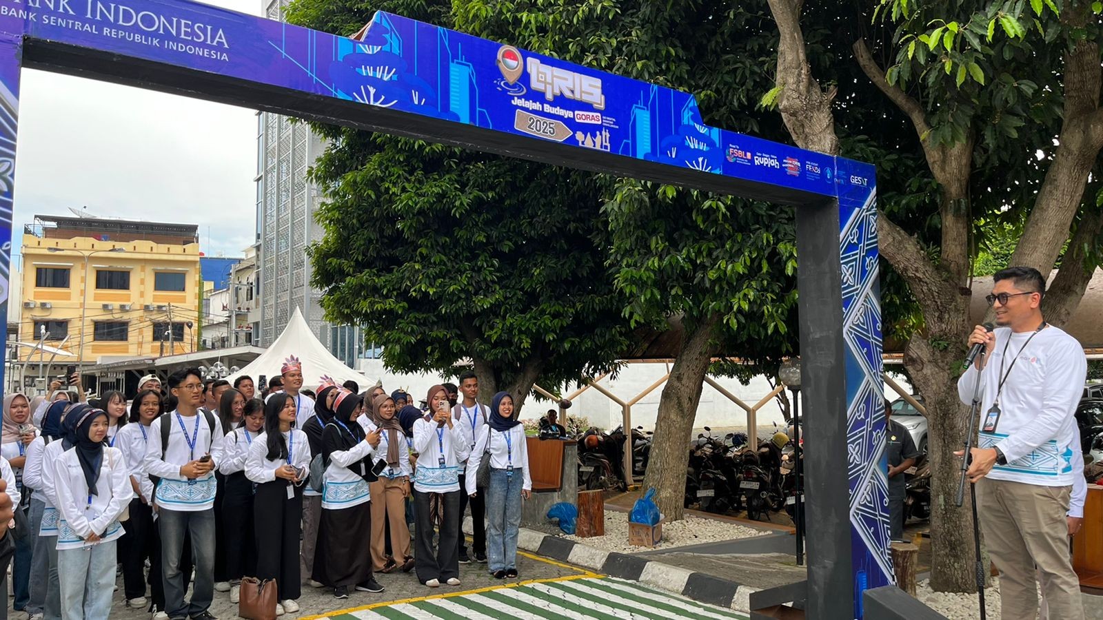 Kepala Perwakilan BI Pematangsiantar Ahmadi Rahman melepas peserta QRIS Jelajah Indonesia Budaya Go Digital Siantar di halaman KPw BI, Rabu (27/8/2025).