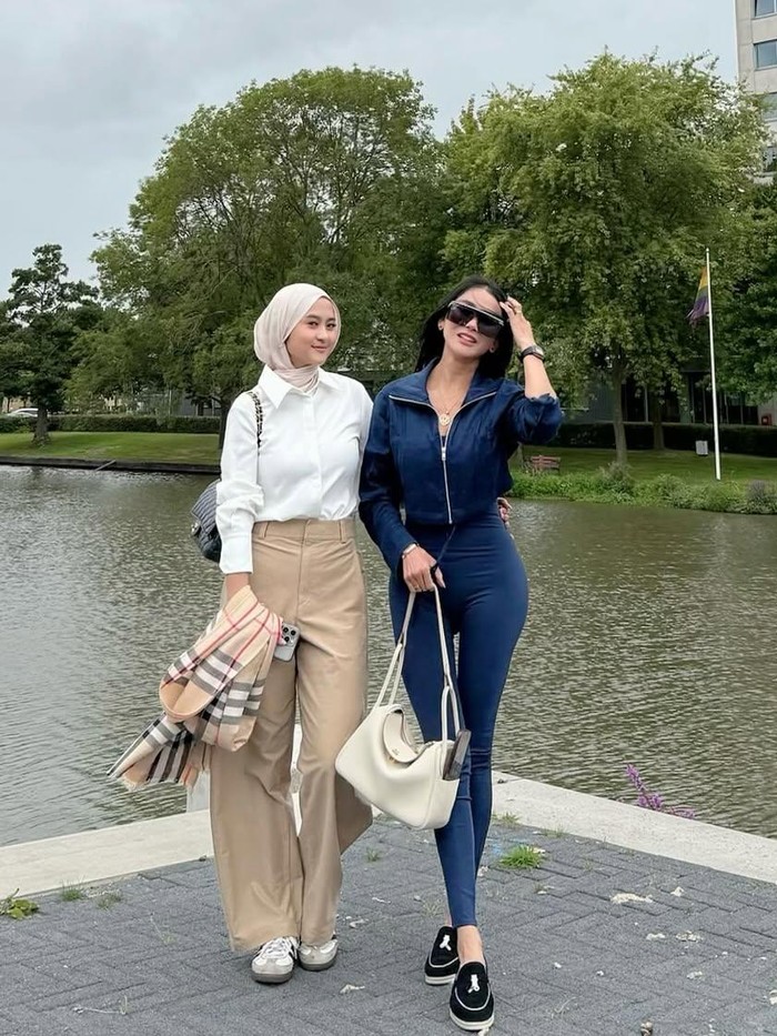 Bebizie bersama putrinya saat liburan di Eropa.