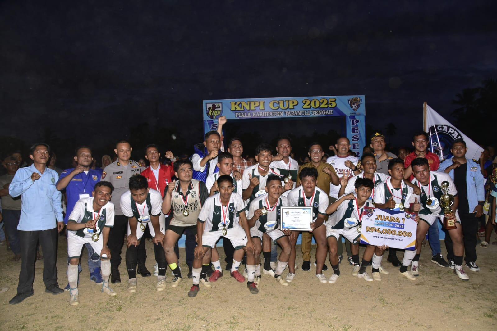 Bupati Tapteng Masinton Pasaribu bersama Wabup Mahmud Efendi dan Ketua KNPI Tapteng Lodewick FS Marpaung berfoto bersama Juara I Turnamen Mini Soccer DPD KNPI Cup 2025.