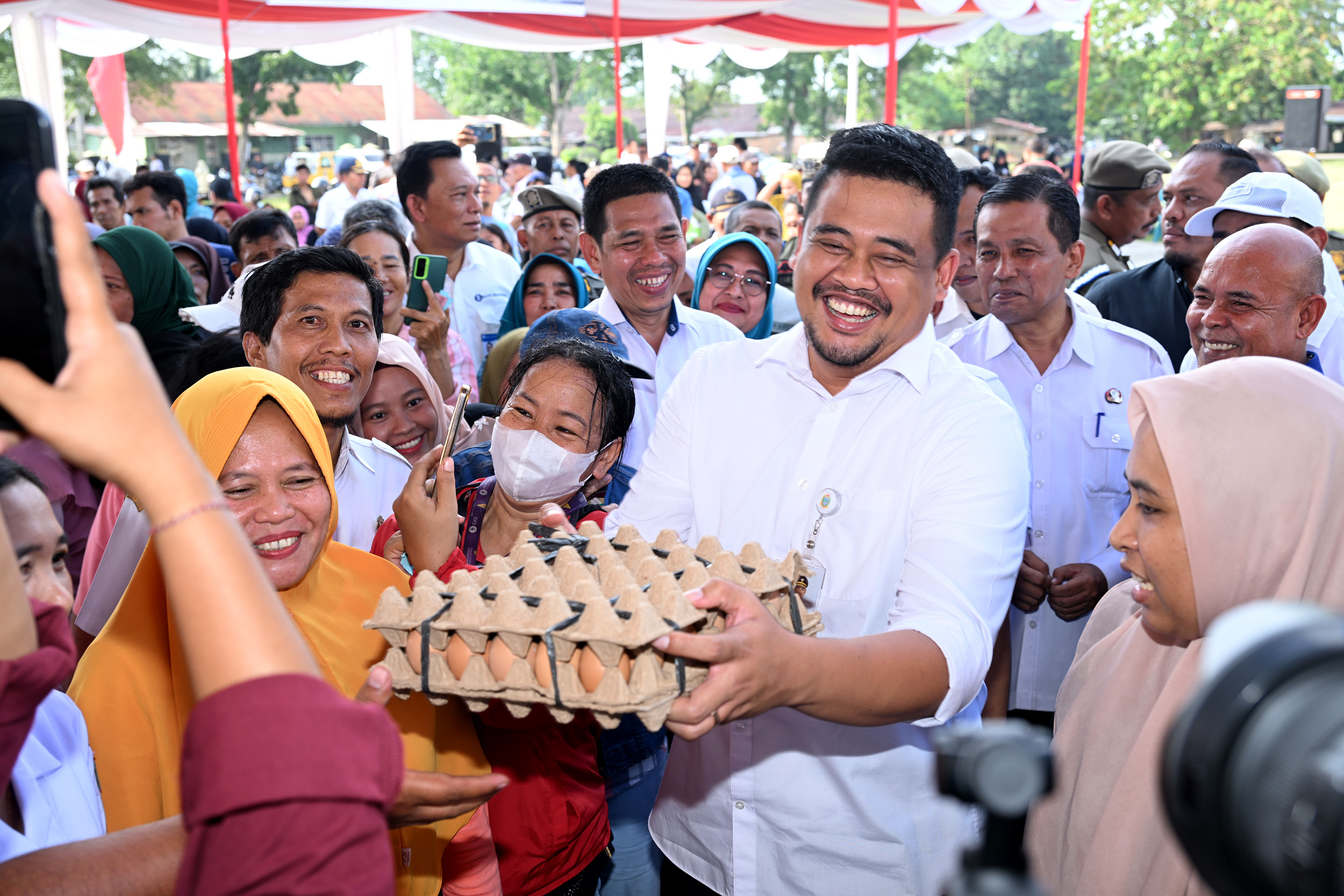 Gubernur Sumut Bobby Nasution meninjau pelaksanaan pasar murah di Kota Binjai pada Rabu (27/8/2025), yang bertujuan mengintervensi harga bapok bagi masyarakat.