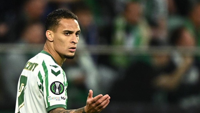 Antony saat berseragam Real Betis musim lalu, kini berpeluang kembali setelah MU mulai melunak di bursa transfer.