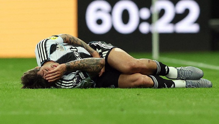 Sandro Tonali dan Joelinton sama-sama cedera saat Newcastle kalah 2-3 dari Liverpool di St James&rsquo; Park.
