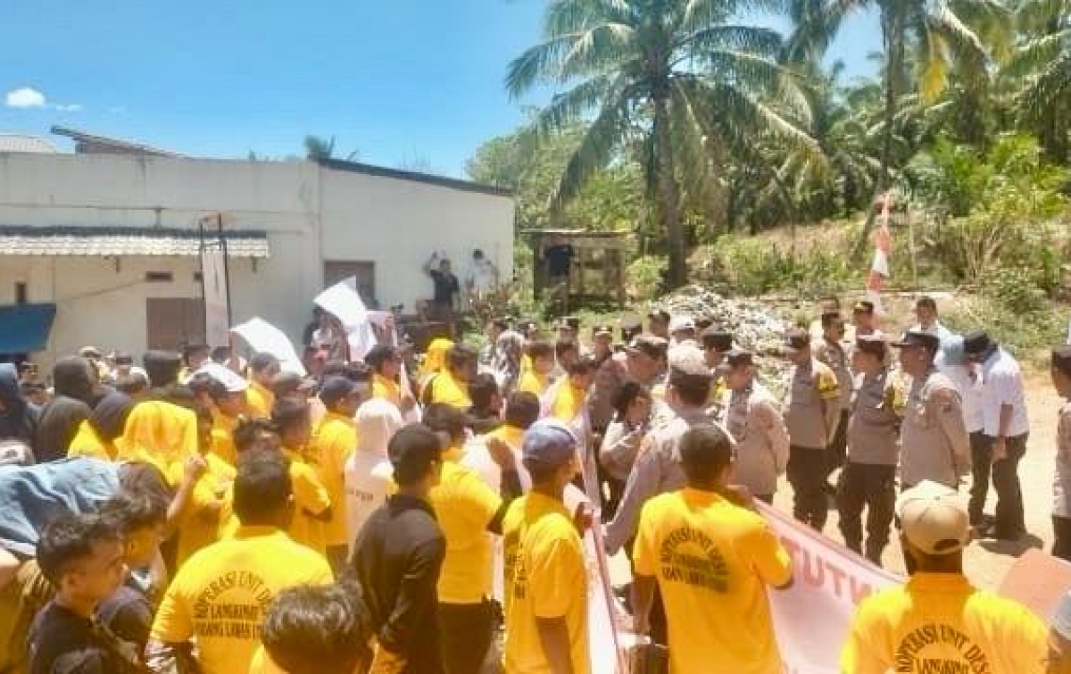 Ratusan warga Desa Langkimat, Paluta, berunjuk rasa di depan pintu masuk PT Agrinas Palma Nusantara menuntut tanah ulayat seluas 4.200 hektare dijadikan plasma kemitraan.