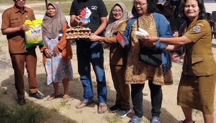 Antusias warga saat membeli beras, gula, dan telur dalam pangan murah Pemkab Humbahas.