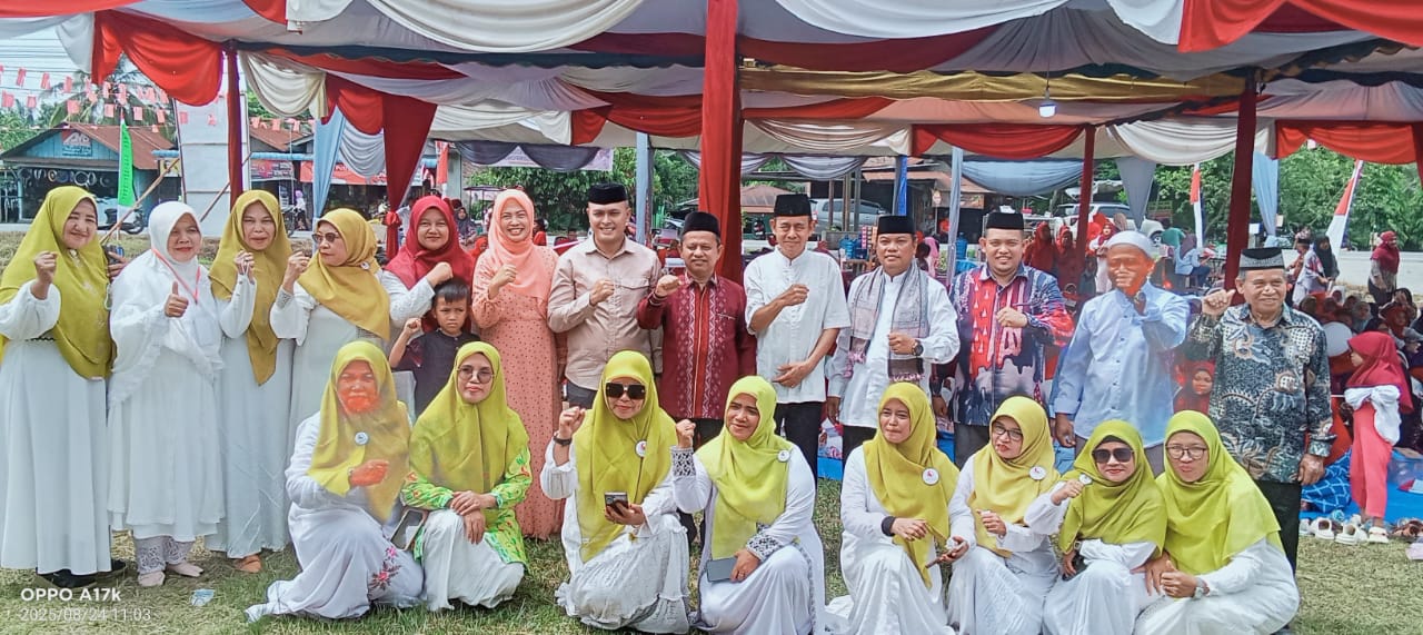 Kabag Kesra Pemkab Asahan, Basuki, mewakili Bupati Asahan saat menghadiri tabligh akbar dan semarak HUT ke-80 RI di Desa Hessa Perlompongan, Minggu (24/8/2025).