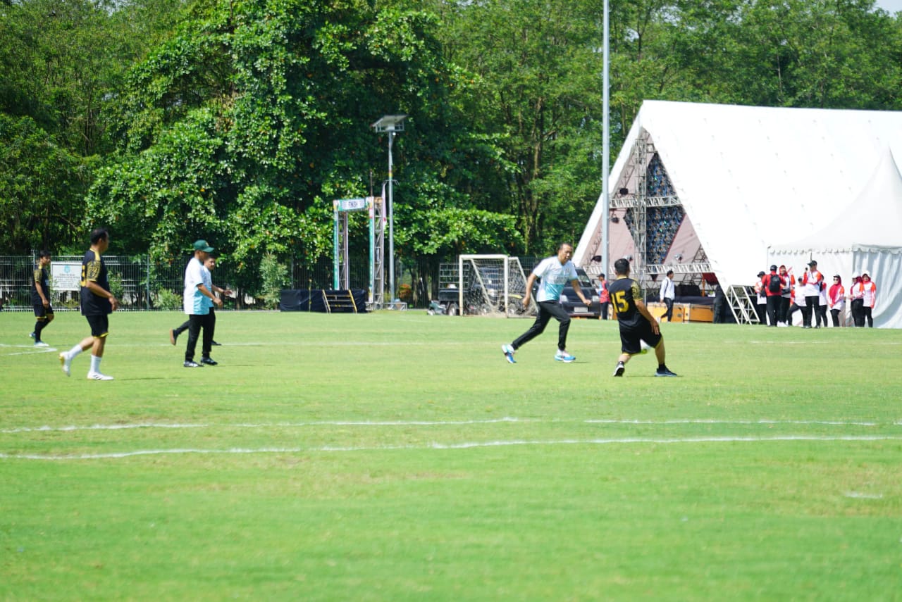 Tim sepak bola Kejati Sumut menghadapi wartawan pos Kejati Sumut di laga persahabatan HUT Kejaksaan RI ke-80.