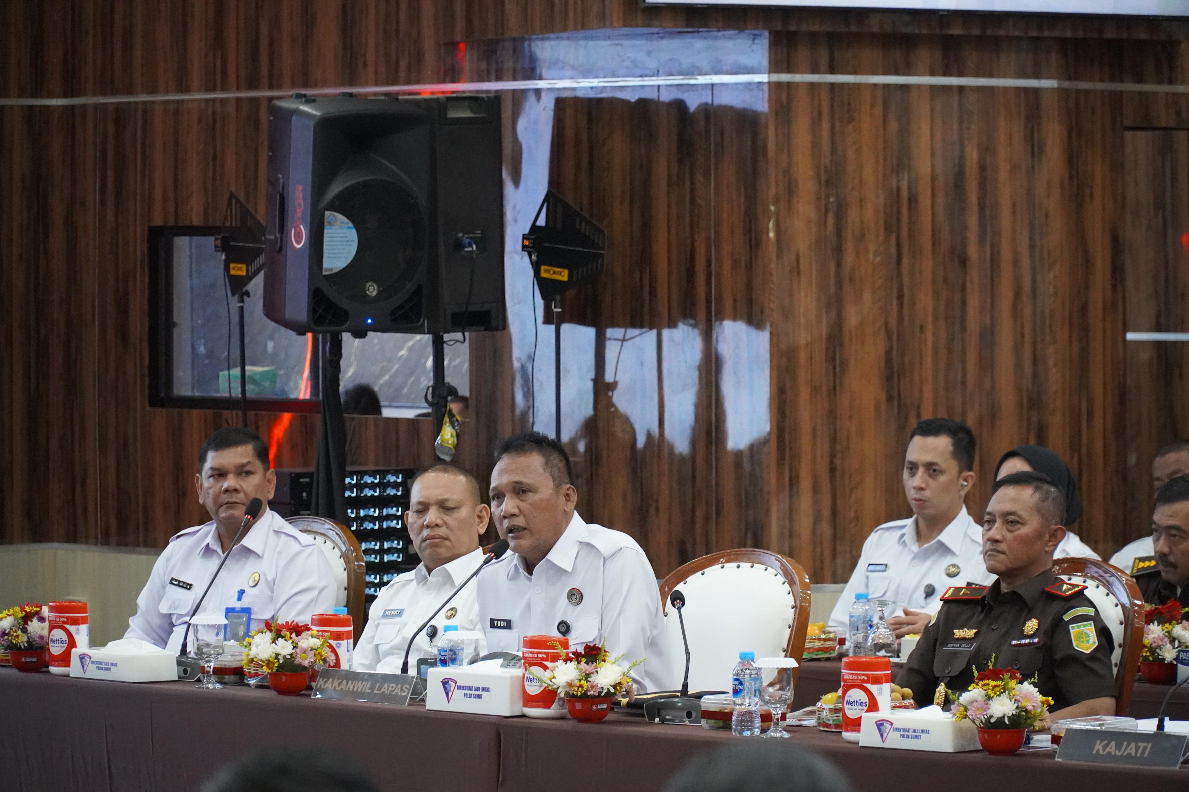Suasana RDP Komisi III DPR RI bersama Forum Komunikasi Pimpinan Daerah Sumatera Utara. Rapat berlangsung di Aula Tribrata Polda Sumut, Kamis (28/8).