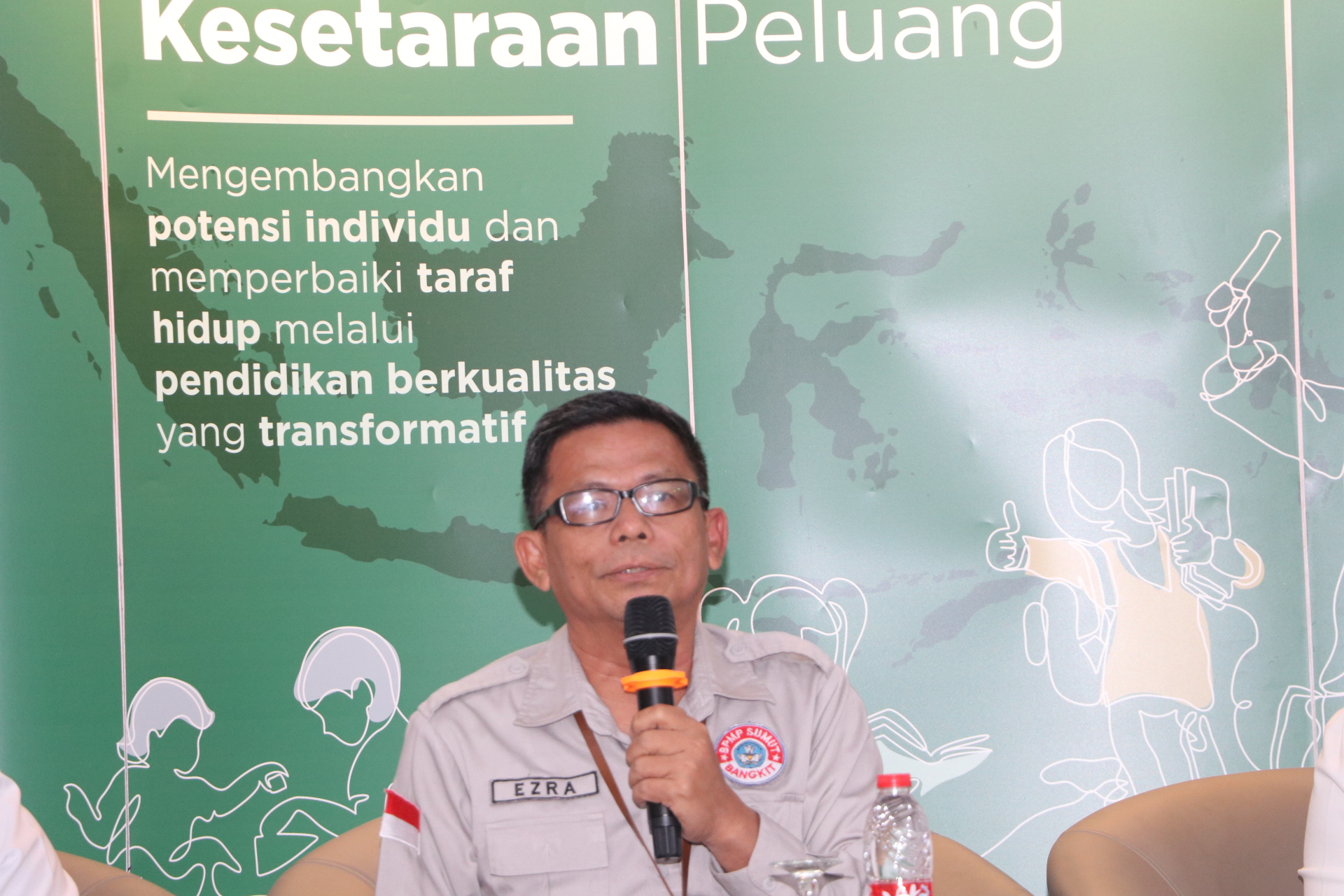 Ezra Jhemiyanta Surbakti, Widyaprada Ahli Madya BPMP Sumut, memaparkan pentingnya lingkungan kaya teks sebagai kunci peningkatan literasi dan numerasi dalam FGD di Medan, Rabu (27/8/2025).