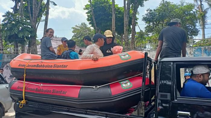 Turis asal Italia dan Polandia mencoba sensasi arung jeram di Sungai Bah Bolon, Pematangsiantar.