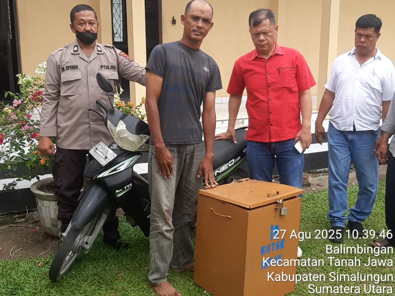 Pelaku pencurian kotak infak di Masjid Asy Syuhada saat diamankan warga