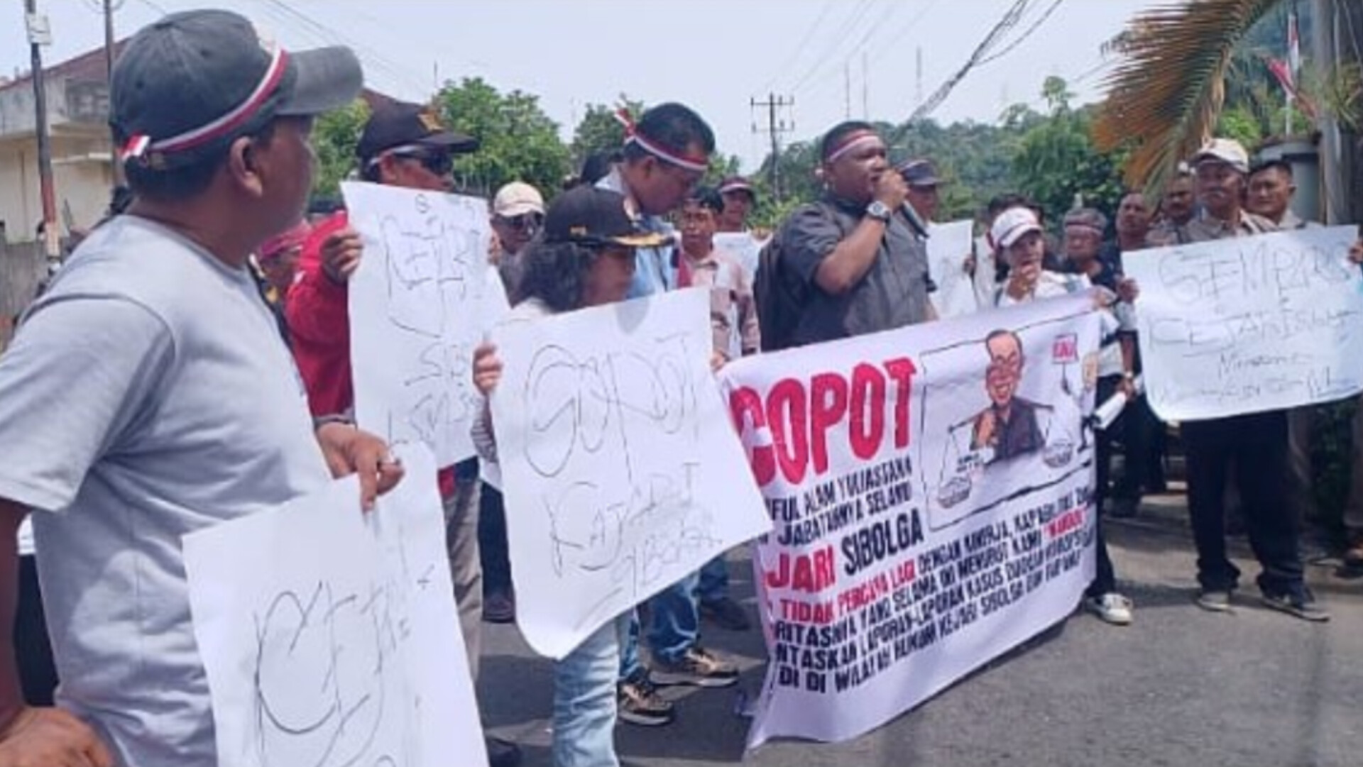Massa GEMPAR saat berunjuk rasa di depan Kantor Kejari Sibolga, Kamis (28/8/2025). Mereka menuntut pencopotan Kajari karena dinilai gagal menuntaskan kasus korupsi.