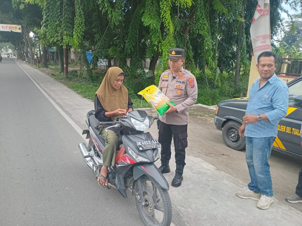 Warga antusias membeli beras murah dalam kegiatan Gerakan Pangan Murah (GPM) yang digelar Polsek Sei Tualang Raso bersama Bulog di Tanjungbalai.