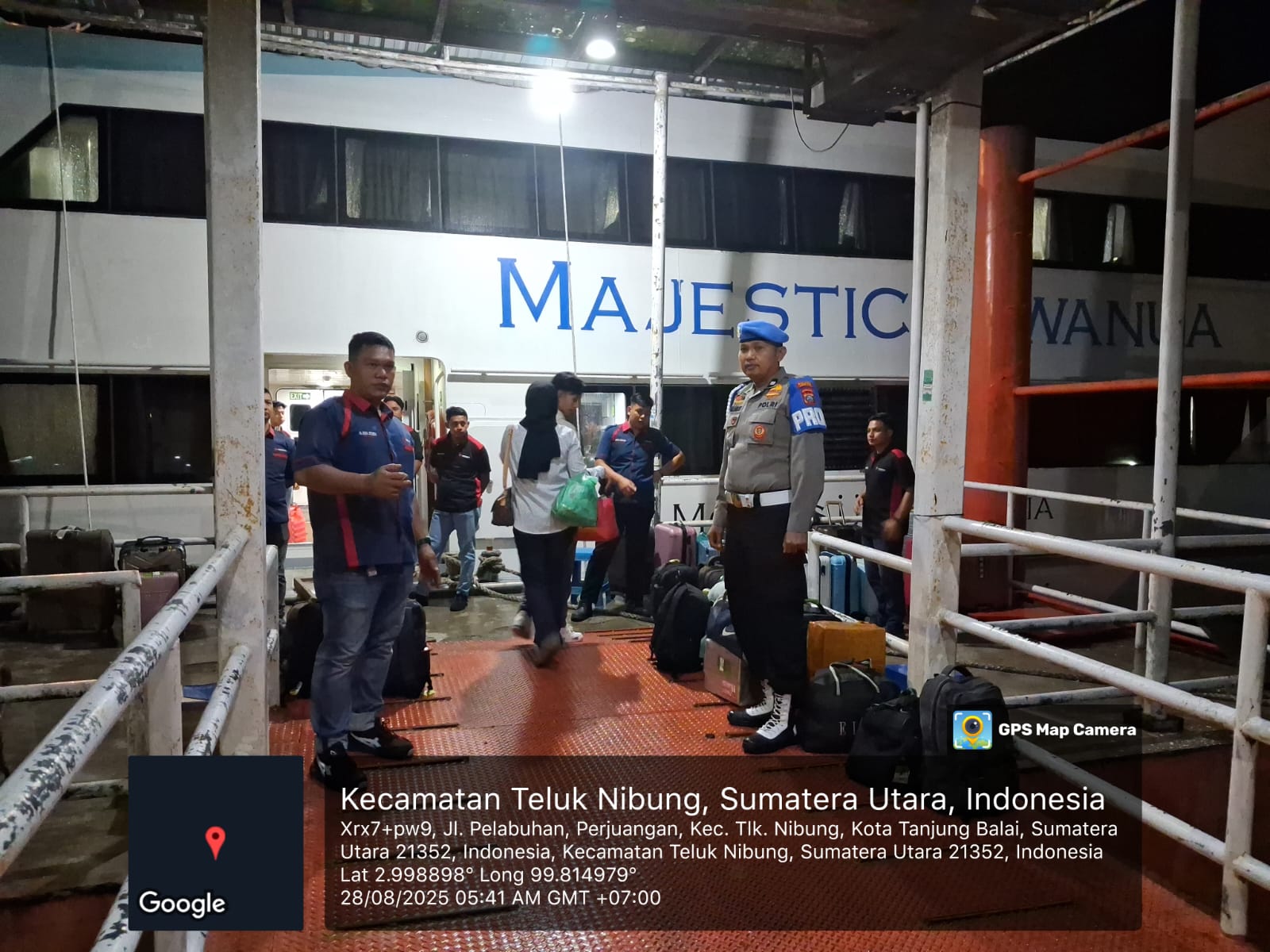 Personel Polsek Teluk Nibung melaksanakan pengamanan di Terminal Penumpang Pelabuhan Teluk Nibung, Tanjungbalai, Sumatera Utara.