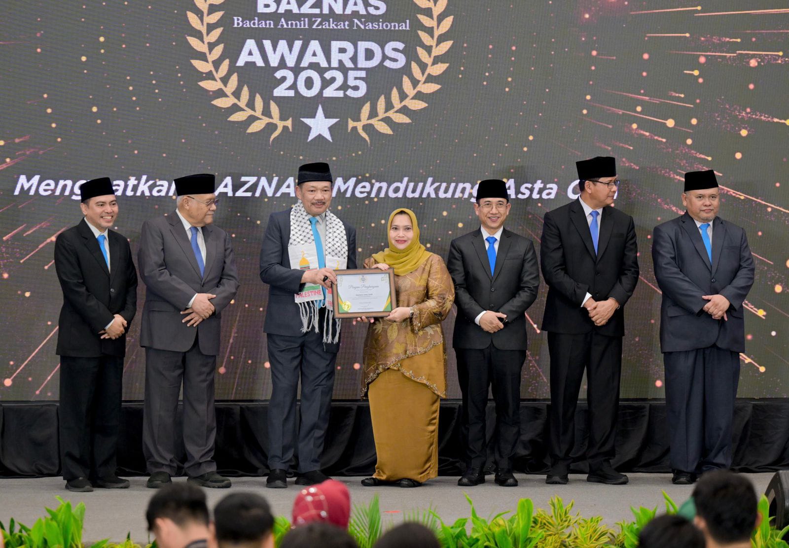 Bupati Bengkalis Kasmarni menerima penghargaan BAZNAS Award 2025 di Jakarta, Kamis (28/8/2025).