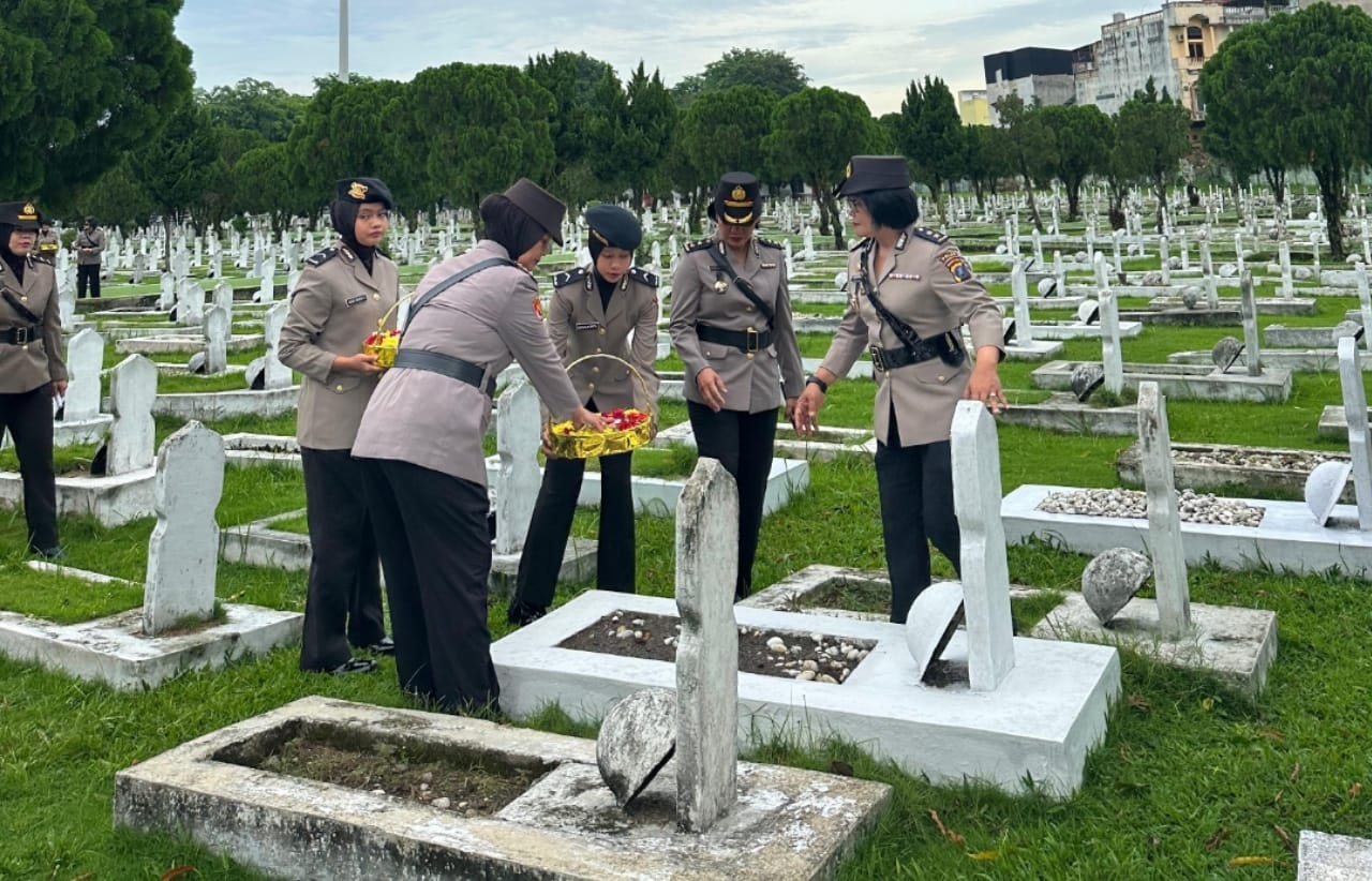 Polwan Polda Sumut ziarah ke Taman Makam Pahlawan dalam rangka Hari Jadi ke-77, Kamis (28/8/2025).