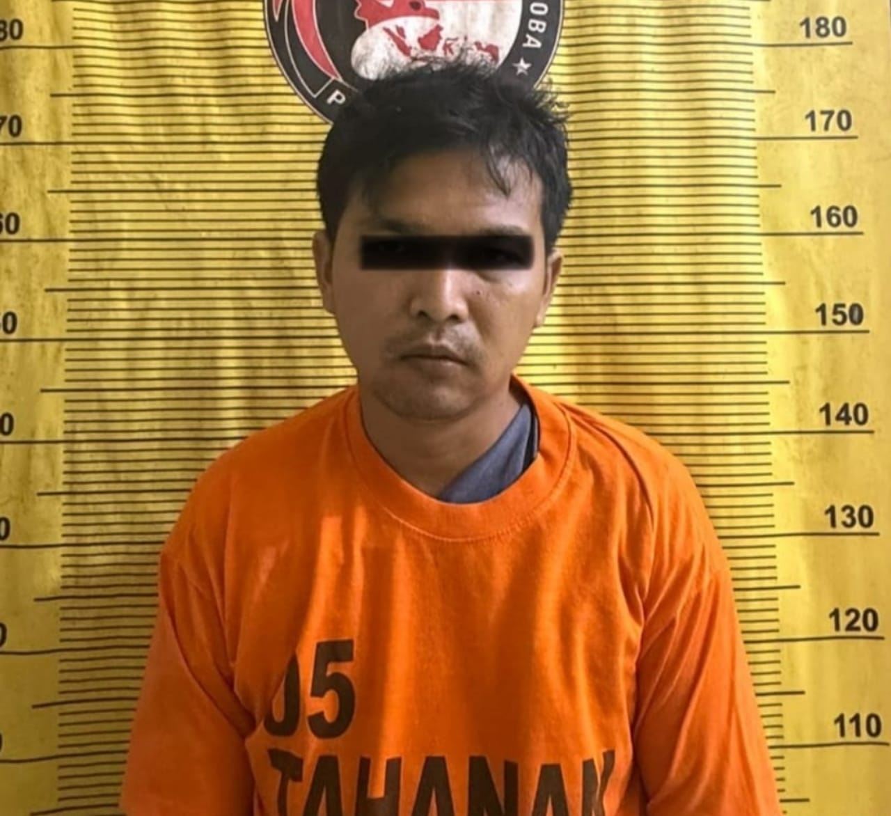 Terduga bandar sabu di Binjai saat diamankan polisi bersama barang bukti.