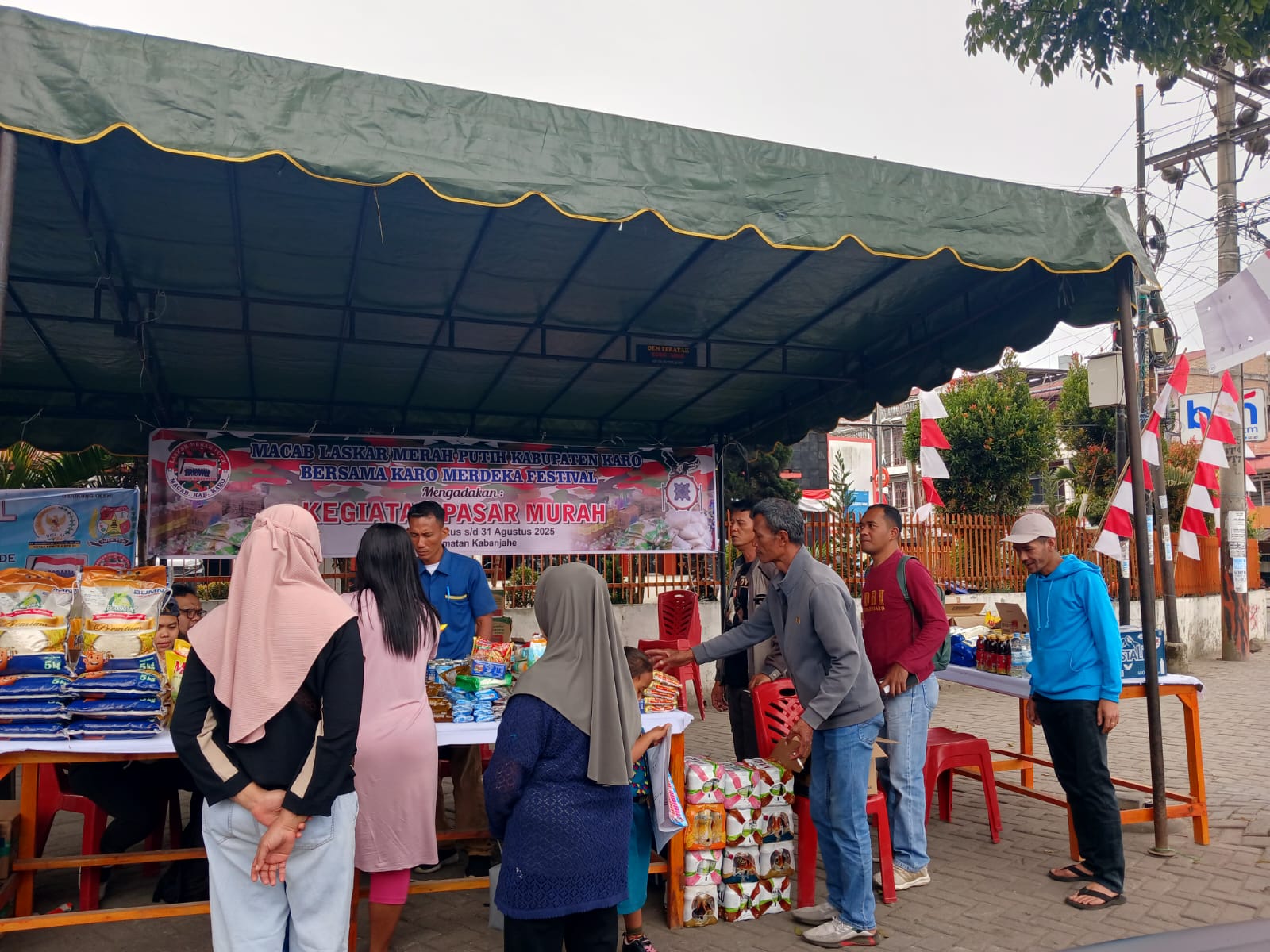 Suasana pasar murah di depan Kantor Pos Kabanjahe, Kamis (28/8/2025), diserbu warga dalam rangkaian Festival Merdeka.