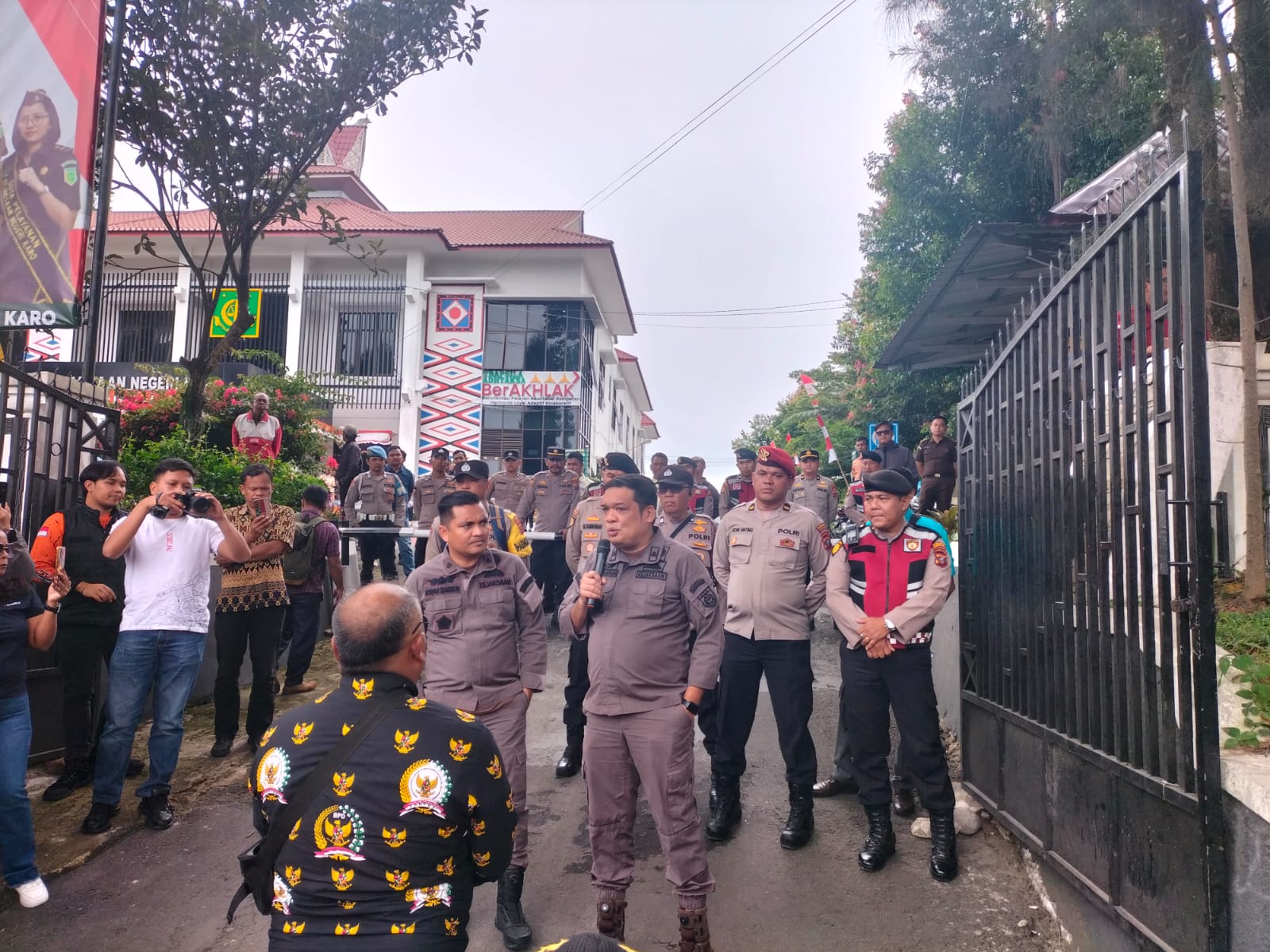 Pengurus PABPDSI Karo saat menggelar aksi damai di depan Kejaksaan Negeri Karo, Kamis (28/8/2025).