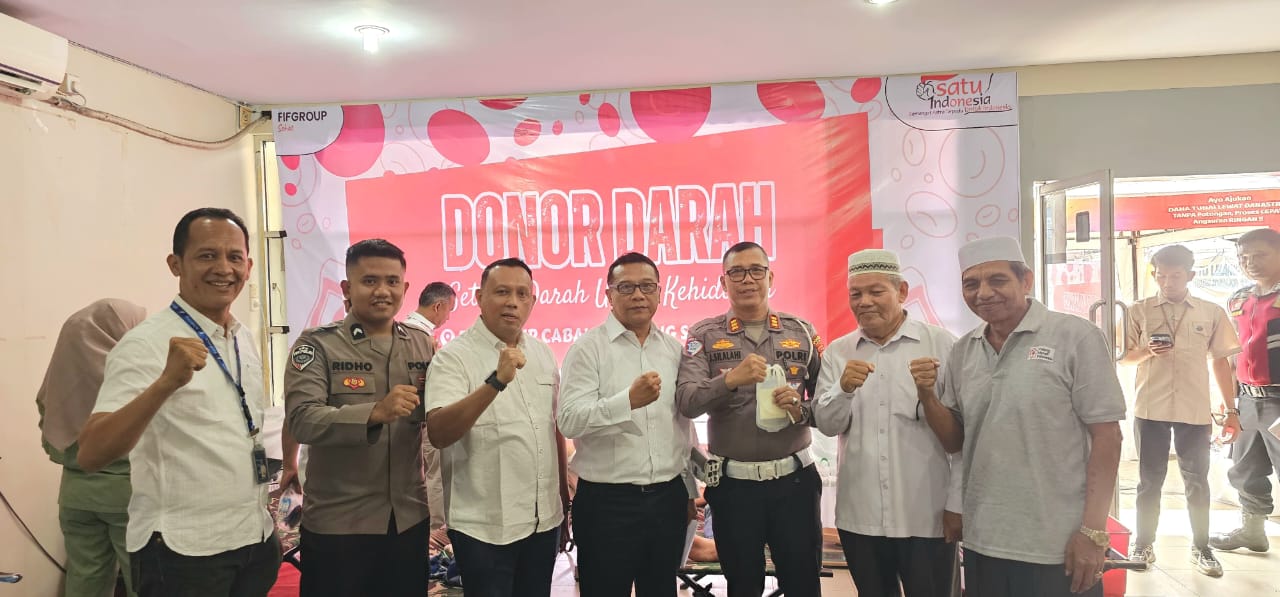 Kacab FIFGROUP Padangsidimpuan, Muhammad Sukri Nasution, bersama jajaran PMI Tapsel dan perwakilan mitra usai donor darah di kantor FIFGROUP, Rabu (27/8/2025).