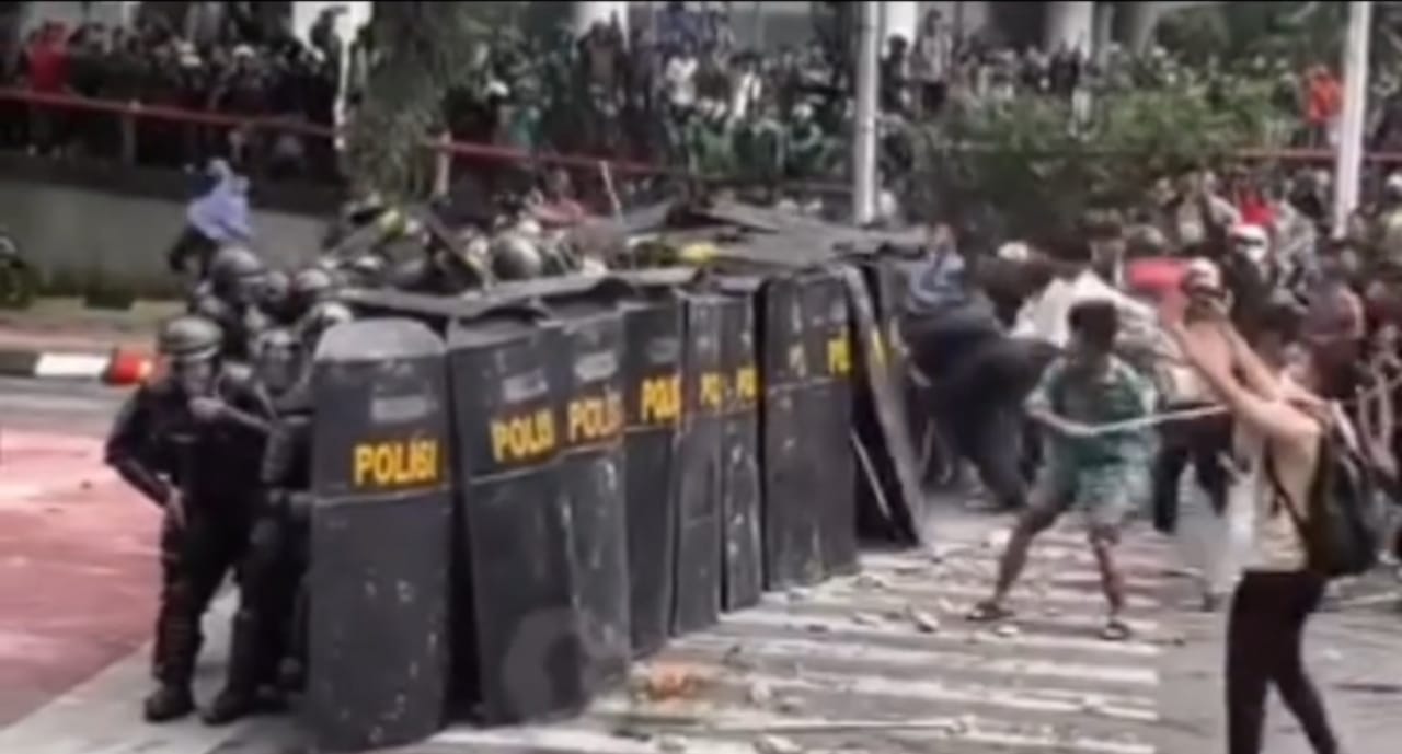 Massa aksi bentrok dengan polisi hingga ricuh di depan DPRD Sumut, Jumat (29/8/2025). Aparat terpaksa menembakkan gas air mata untuk membubarkan kerumunan.