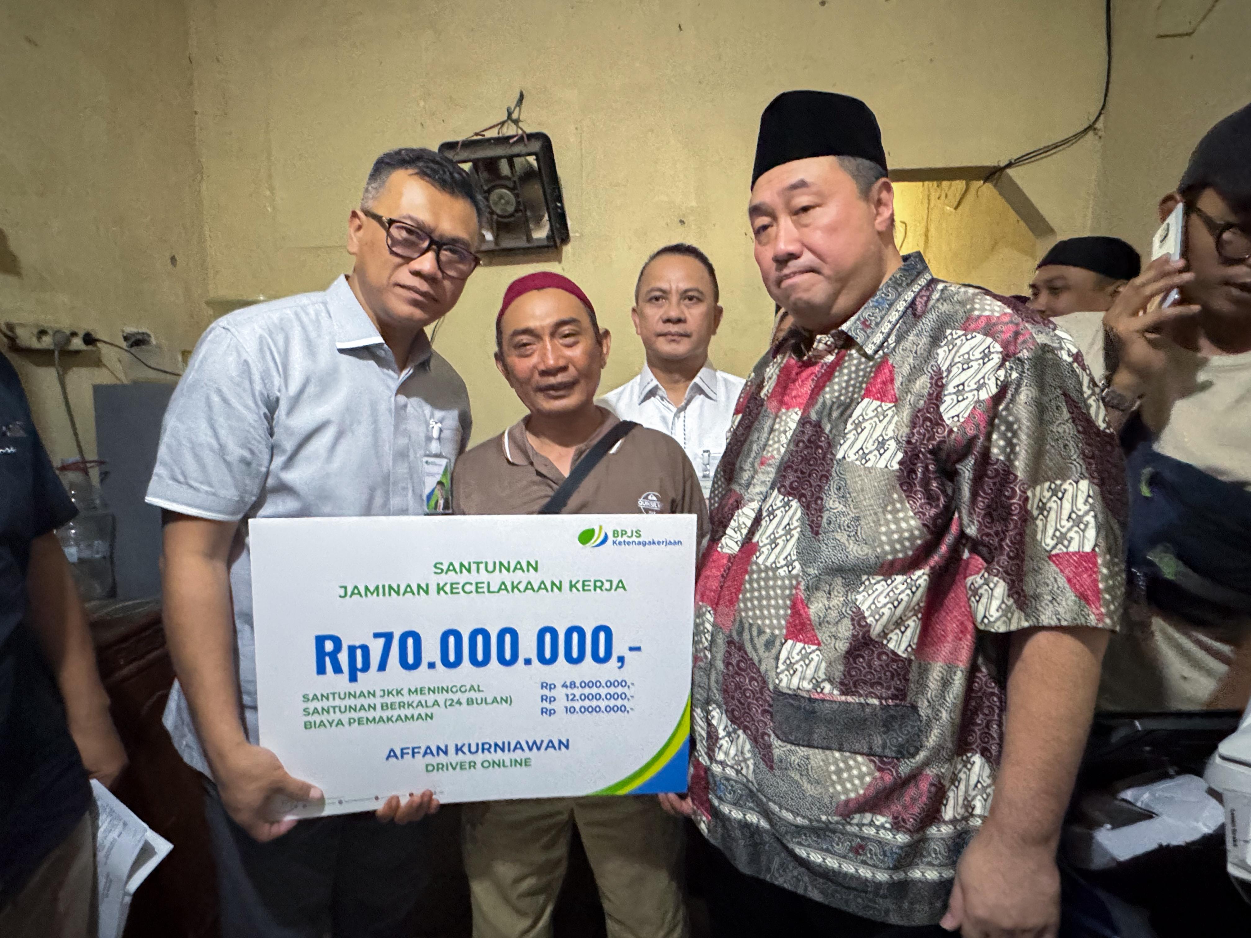 Direktur Utama BPJS Ketenagakerjaan, Pramudya Iriawan Buntoro menyerahkan SKK meninggal dunia kepada ahli waris almarhum Affan Kurniawan.