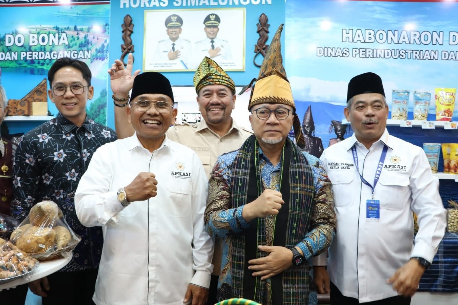 Menteri Koordinator Bidang Pangan RI Zulkifli Hasan mengenakan pakaian adat Simalungun Gotong dan Suri-suri usai mengunjungi stand Pemkab Simalungun di AOE 2025.