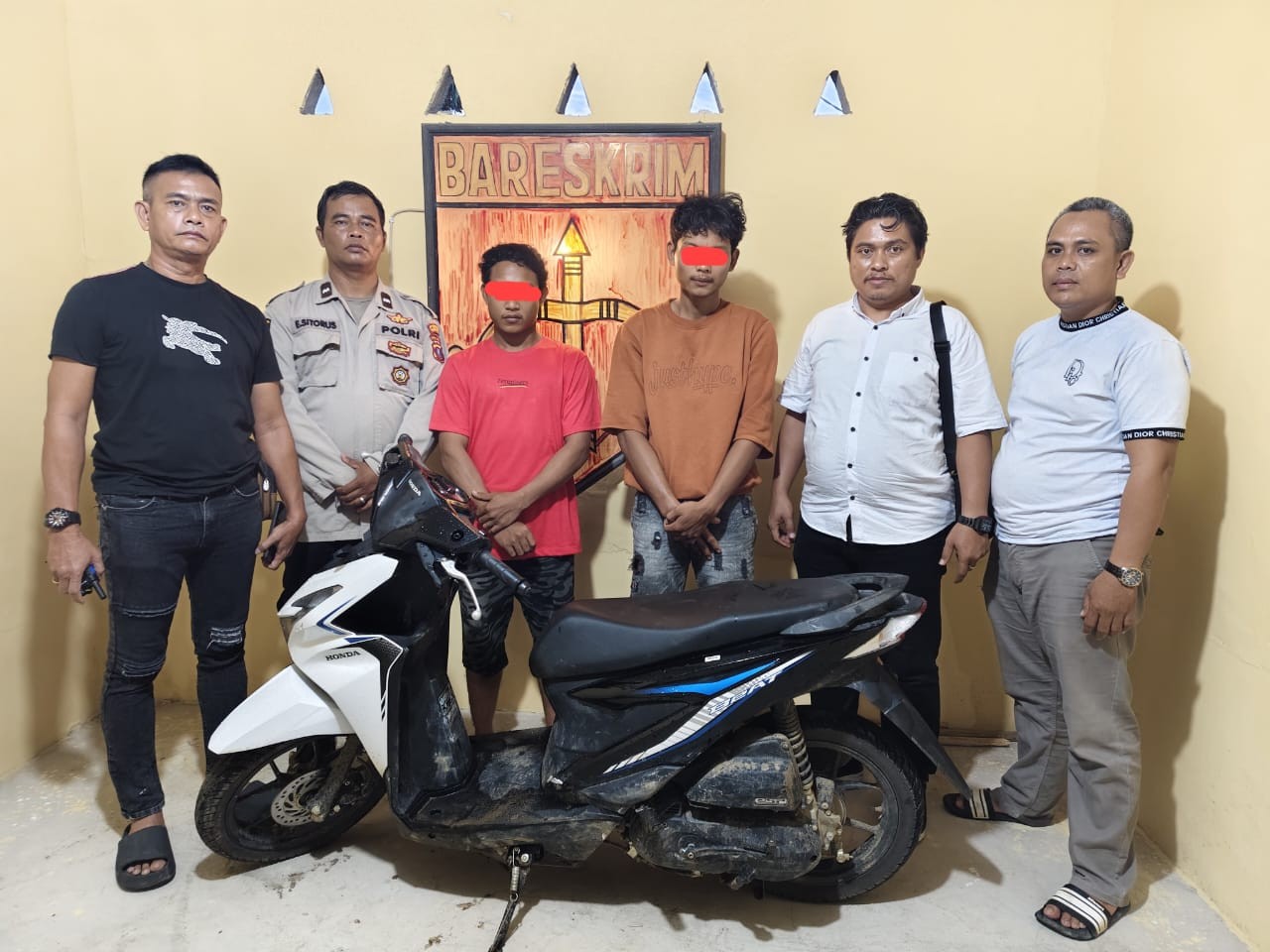 Dua pelaku pencurian sepeda motor karyawan PT Basic saat diamankan polisi.