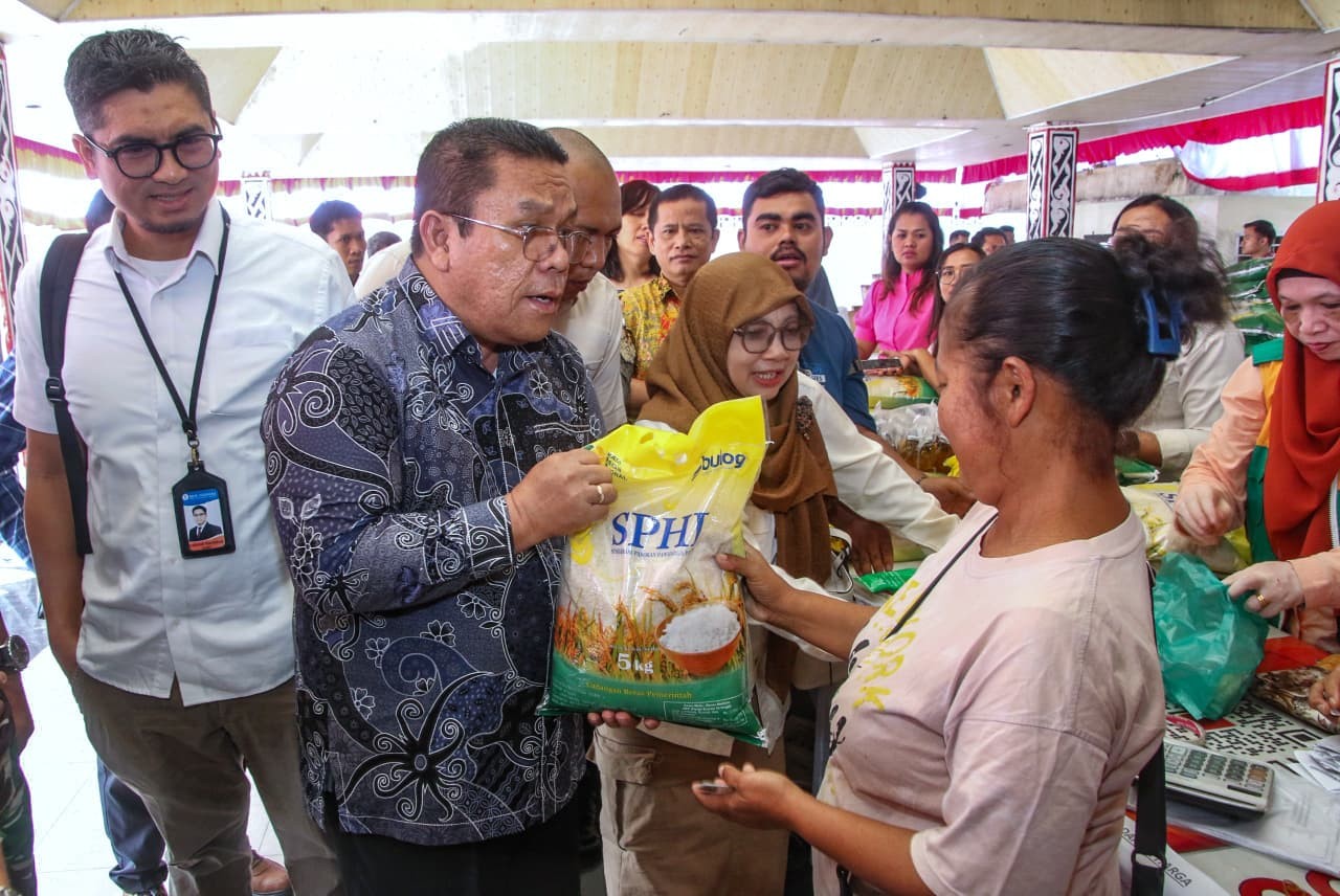Wali Kota Siantar Wesly Silalahi meninjau Gerakan Pangan Murah di Lapangan Adam Malik.
