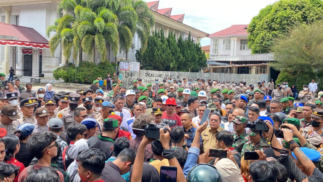 Massa Cipayung Plus dan Koalisi Masyarakat Sipil saat menggelar aksi damai di depan Kantor DPRD Pematangsiantar, Senin (1/9/2025). Mereka menuntut pembatalan tunjangan mewah DPR RI.