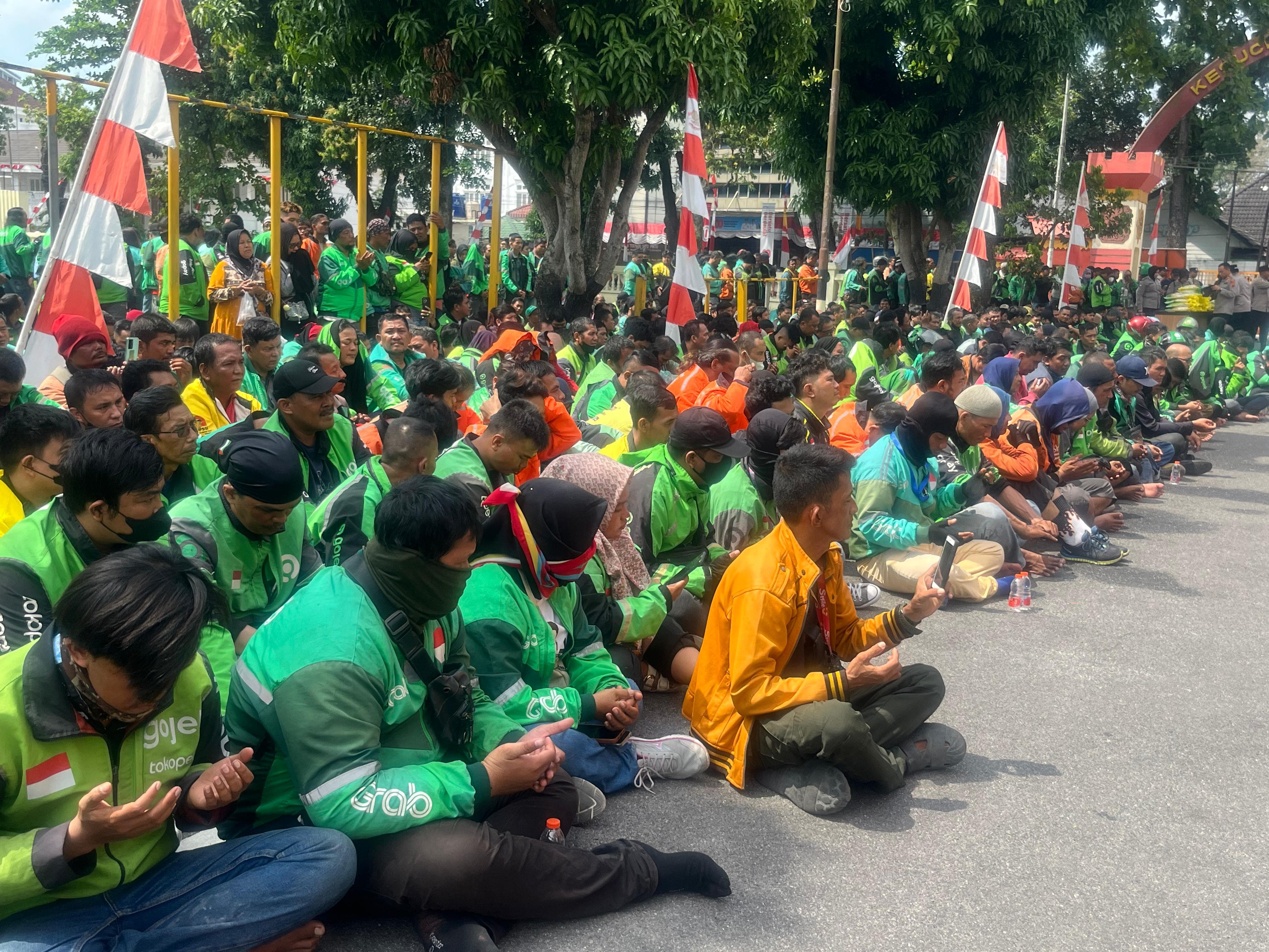 Brimob Polda Sumut bersama komunitas ojol menggelar doa bersama dan membagikan 1.000 karung beras sebagai wujud kepedulian sosial di Medan, Minggu (31/8/2025).