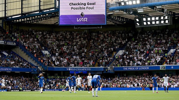 Pemain Chelsea merayakan gol kemenangan atas Fulham di Stamford Bridge, Sabtu (30/8/2025). Laga diwarnai kontroversi gol Fulham yang dianulir VAR.