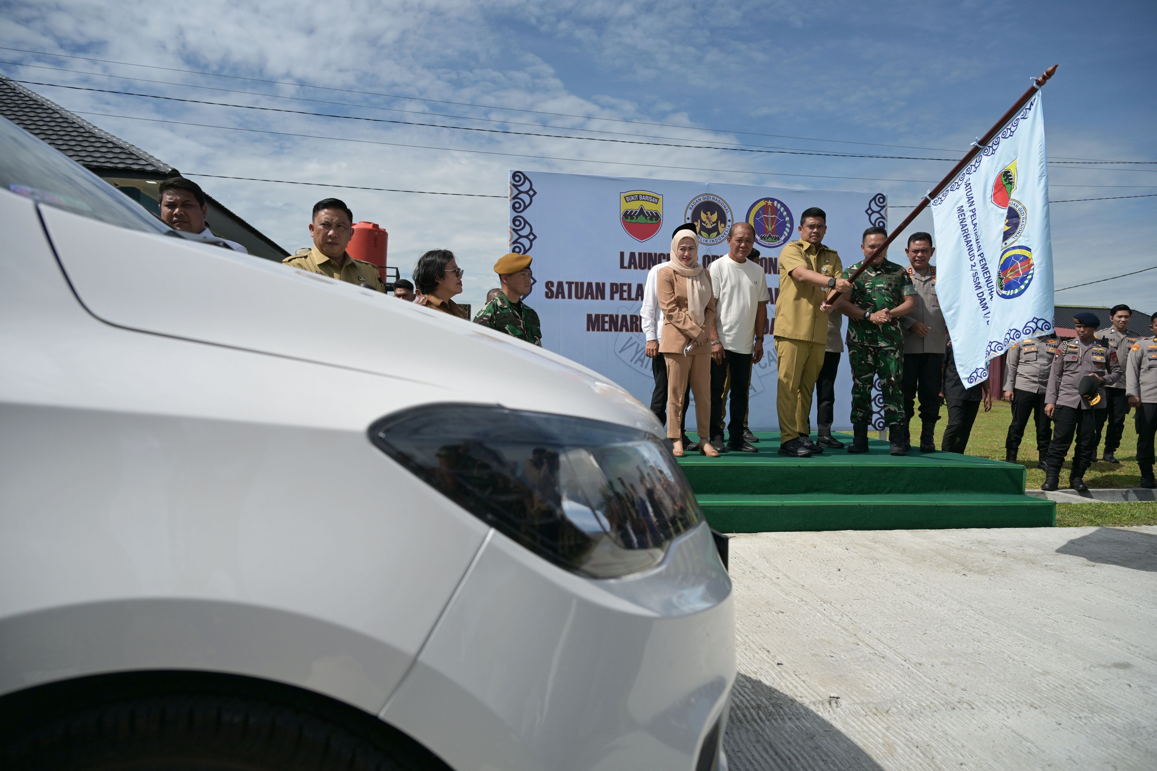 Gubsu Bobby Nasution bersama Forkopimda meresmikan peluncuran operasional dapur SPPG Menarhanud 2/SSM di Pancurbatu, Deli Serdang, Senin (1/9).