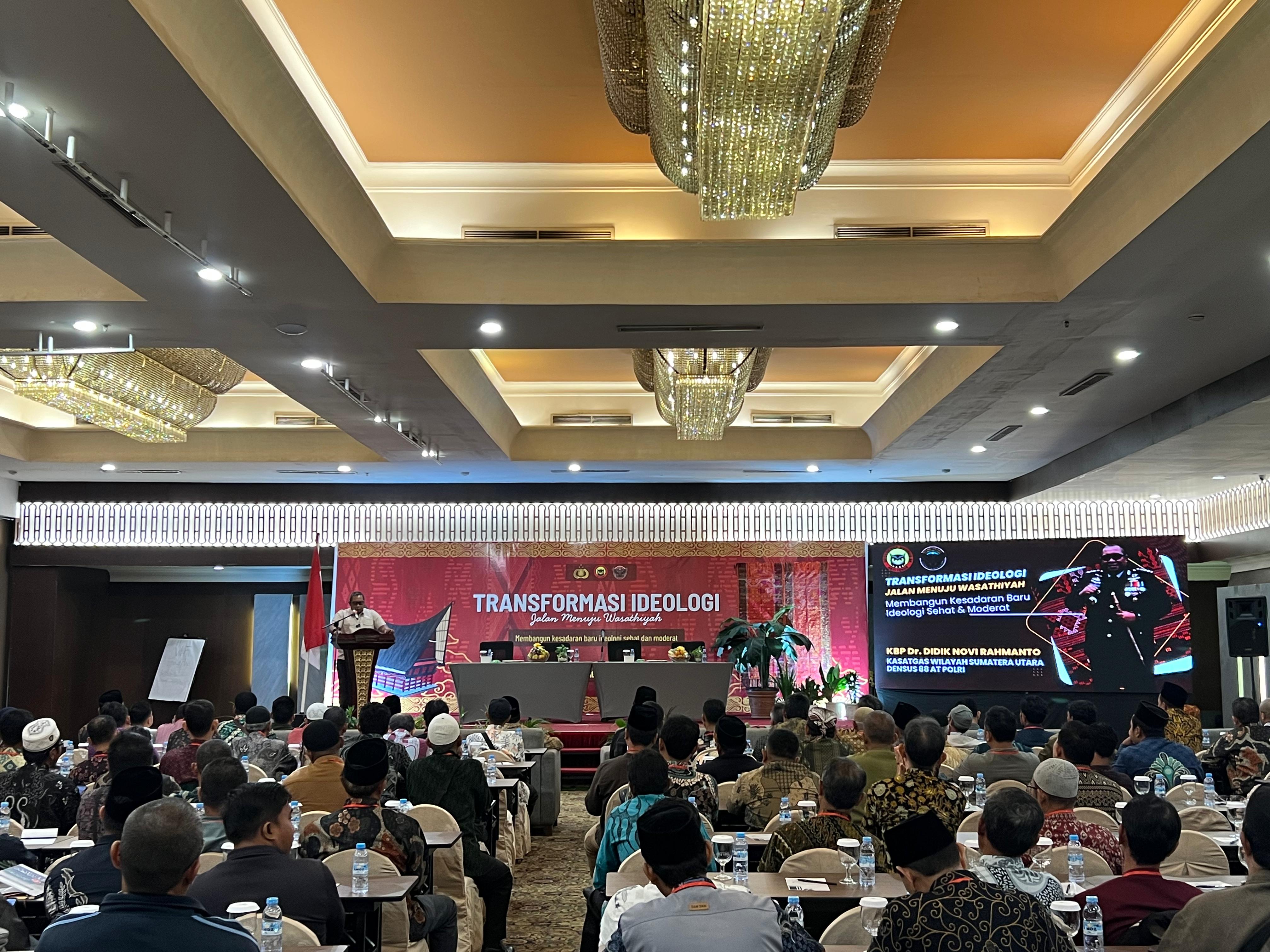 Para eks-pimpinan Jemaah Islamiyah (JI) resmi mendeklarasikan pembubaran organisasi dan ikrar setia ke NKRI dalam acara di Medan, Sabtu (30/8/2025).