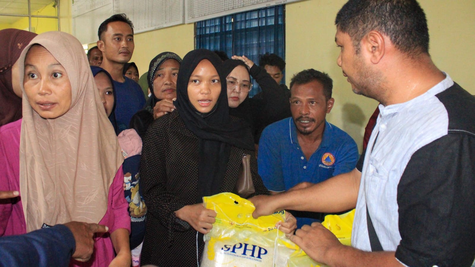 Warga Medan Marelan antre membeli beras murah dalam program Gerakan Pangan Murah (GPM) di Kantor Lurah Terjun, Jumat (29/8/2025).
