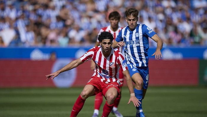 Giuliano Simeone merayakan gol cepat Atletico Madrid ke gawang Alaves di Mendizorroza Stadium, Sabtu (3082025). Laga berakhir imbang 1-1.