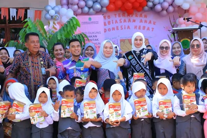 Wakil Bupati Labura, Dr H Samsul Tanjung, berinteraksi dengan anak-anak PAUD usai pencanangan Gerakan Serentak PAUD Satu Tahun Pra-SD.